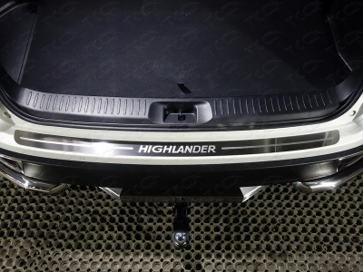 Toyota Highlander (17–) Накладка на задний бампер (лист шлифованный надпись Highlander)